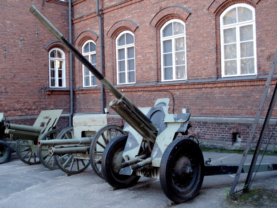 Blueprint del cañón M1936 F-22 exhibido fuera del Museo Militar Finlandés en Helsinki