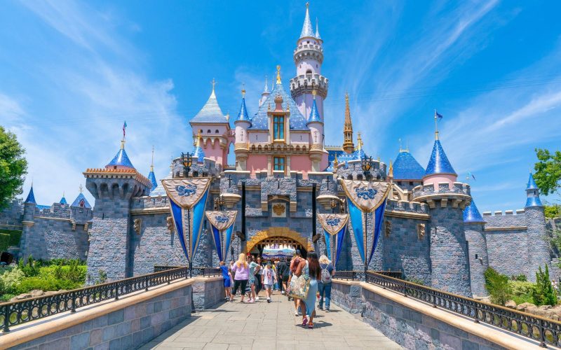 Disney despide a miles de empleados